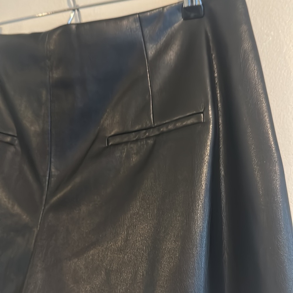 Alice + Olivia NWT Steffie Vegan Leather Shorts - Size 14 - Picture 15 of 16